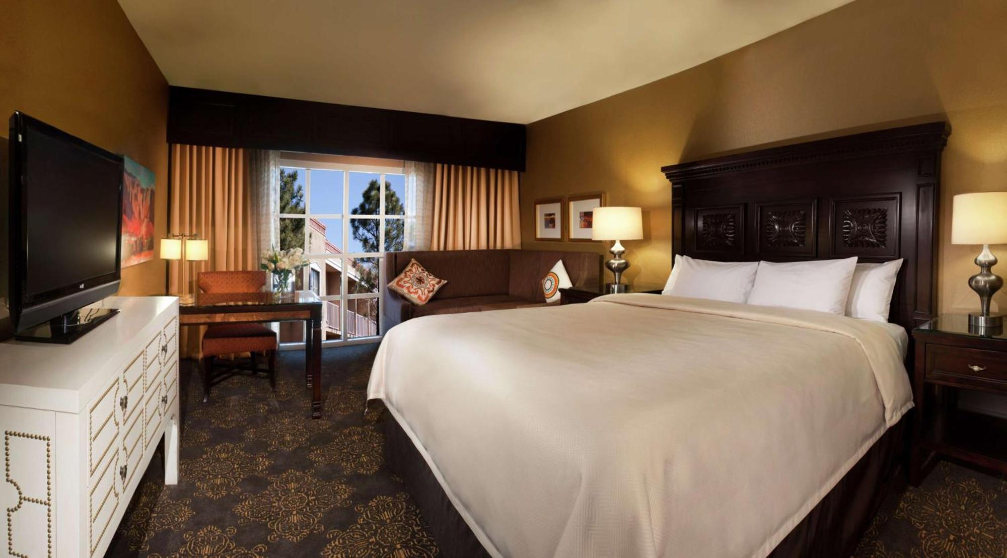 Deluxe King Room with Pool View,1551997222:JPEG