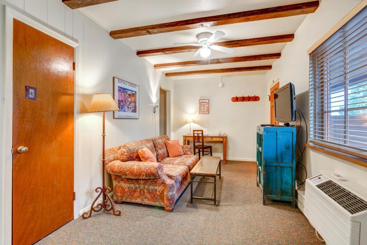 Queen Room with Kitchenette - Not Pet Friendly,785251869:JPEG