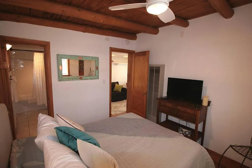 Galisteo Getaway - Courtyard - Near Railyard-1