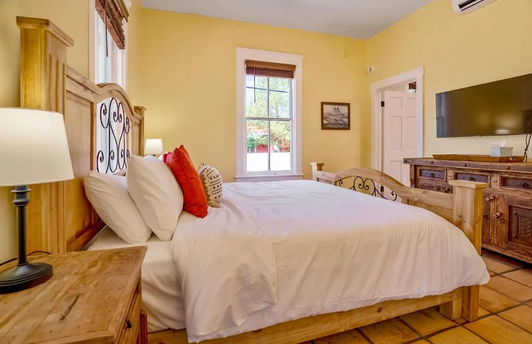 Close To The Plaza, Restaurants, Museums. 4Bd 4Ba 2 Kings 2 Queens-1
