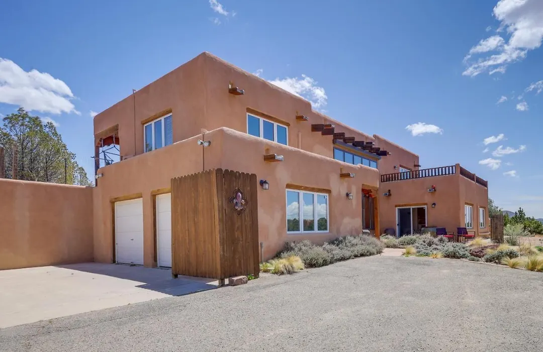 'Casa Al Reves' Pueblo-Style House With Views!-1