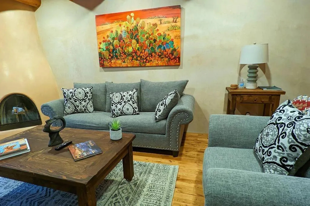 Santa Fe Oasis: Cozy Retreat with Hot Tub Near Town Square-1