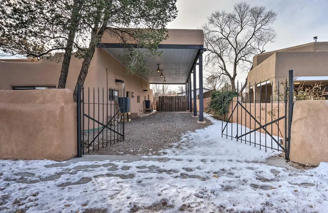 Walk To Santa Fe Plaza & Shops! Adobe Gem W/ Patio-1