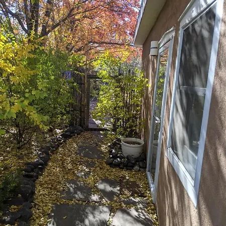 Studio Apartment 15 Minute Walk To Plaza-2