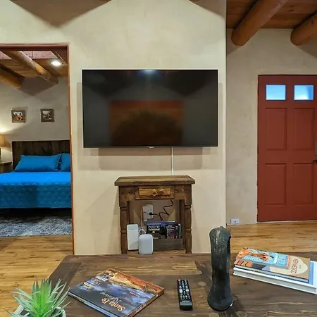 Santa Fe Oasis: Cozy Retreat with Hot Tub Near Town Square-2