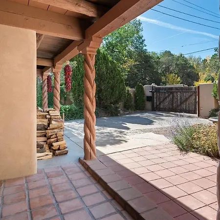 Garcia Street Adobe Three-Bedroom Holiday Home-2