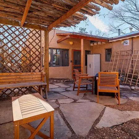 Casita Gomez- Patio, Studio, Railyard District-2