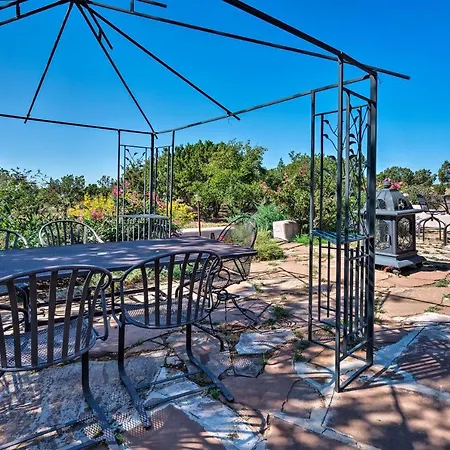 Adobe With Patio And Hot Tub - 5 Mi To Meow Wolf!-3